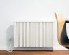 De elektrische radiator wordt geleverd met montagemateriaal voor installatie aan een muur. De radiator zelf is 9 cm diep. Het montagemateriaal is 4 cm diep. In totaal is de opbouwhoogte 13 cm.