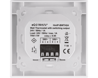 De thermostaat heeft vier aansluitklemmen. De 24V~ met pijlen omhoog zijn de aansluitingen voor de 24V wisselspanning. De 24V~ met pijlen omlaag is de uitgang waarop 24V thermische motoren of een 24V volgrelais aangesloten wordt.