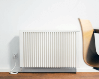 De badkamer radiator wordt geleverd met montagemateriaal voor installatie aan een muur. De radiator zelf is 9 cm diep. Het montagemateriaal is 4 cm diep. In totaal is de opbouwhoogte 13 cm.