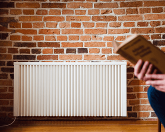 Voorbeeld van een Thermify elektrische radiator in een werkkamer. Getoond model: Elektrische radiator 1300 Watt.