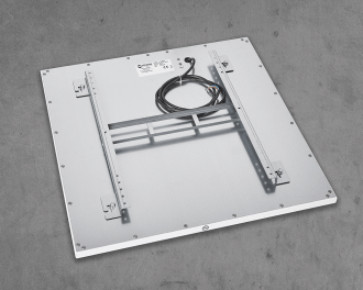 De achterzijde van het paneel is afgewerkt in blank aluminium en is voorzien van een afneembare montagebeugel. De ruimte tussen de achterzijde en het warmte element is niet geïsoleerd. De stroomkabel is 1,2m lang, met losse aansluitdraden.